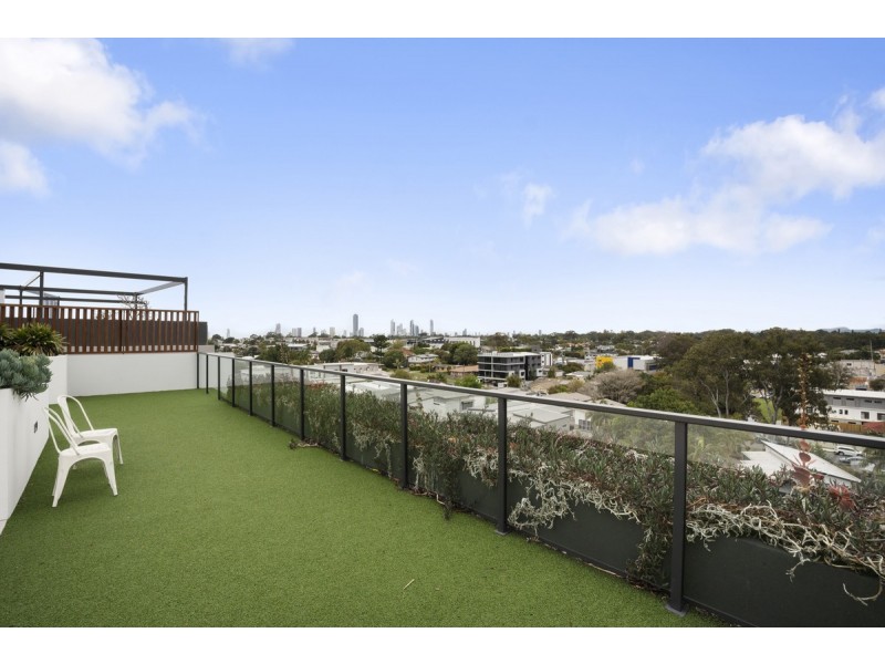 27/137 Eugaree Street, Southport QLD 4215