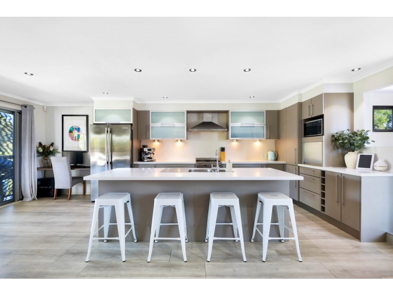 16 Tasman Avenue, Molendinar QLD 4214