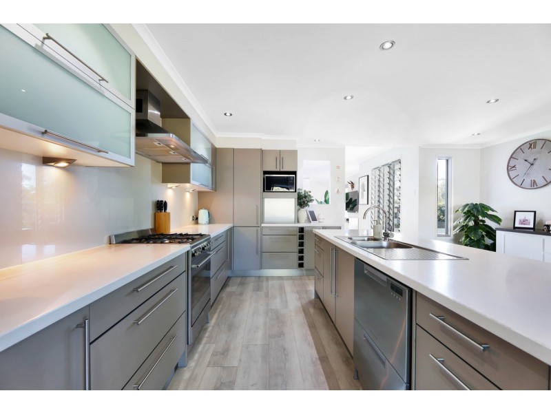 16 Tasman Avenue, Molendinar QLD 4214