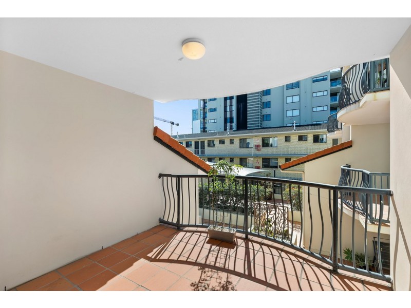 16/33 Lenneberg Street, Southport QLD 4215