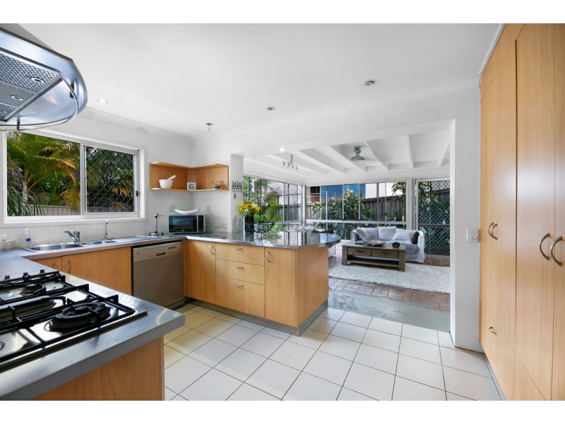 2 Adler Court, Benowa Waters QLD 4217