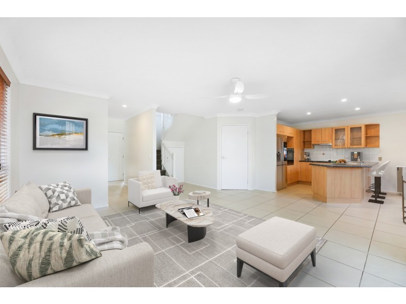 2/120 Pohlman Street, Southport QLD 4215