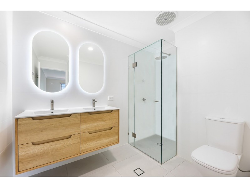 2/120 Pohlman Street, Southport QLD 4215