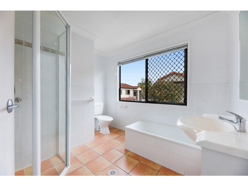 2/120 Pohlman Street, Southport QLD 4215