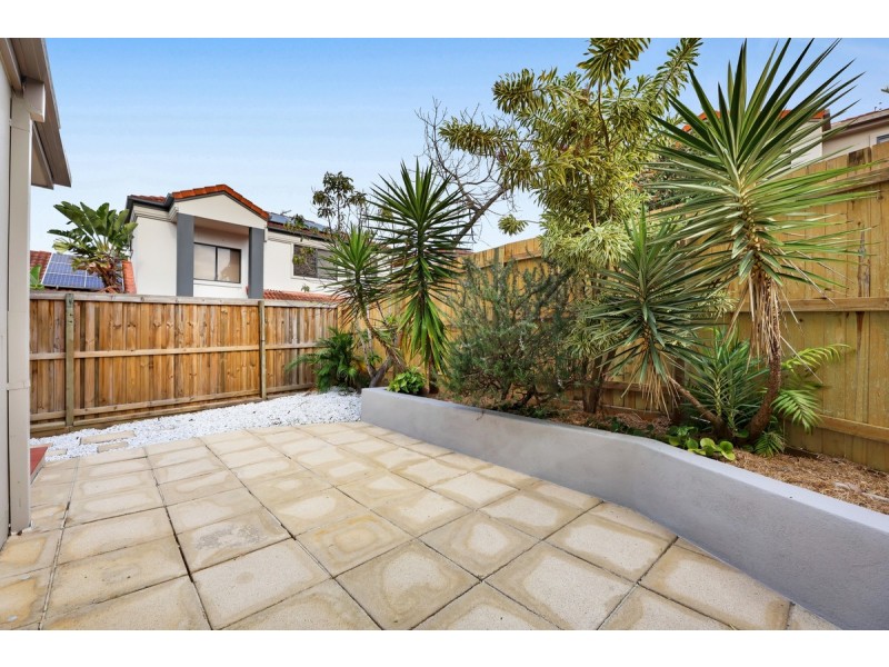 2/120 Pohlman Street, Southport QLD 4215