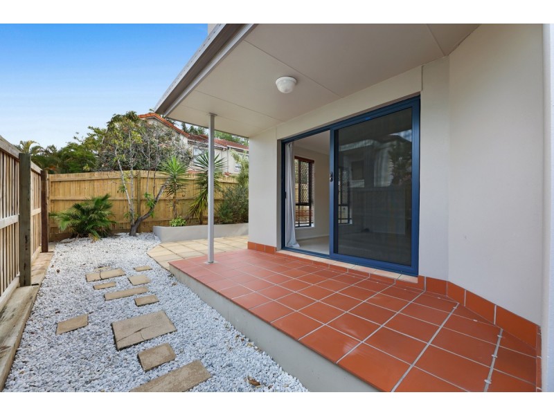 2/120 Pohlman Street, Southport QLD 4215