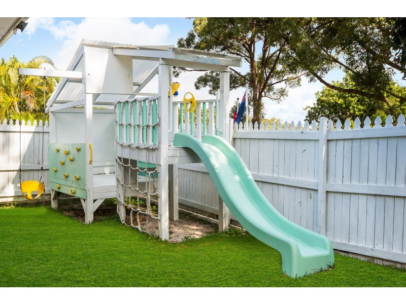 8 Ridgeway Avenue, Southport QLD 4215