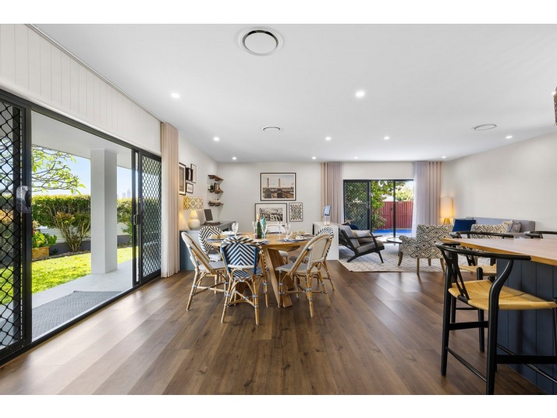 2 Dunkeith Avenue, Benowa Waters QLD 4217