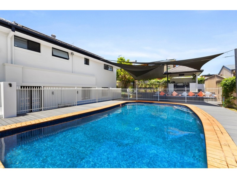 2 Dunkeith Avenue, Benowa Waters QLD 4217