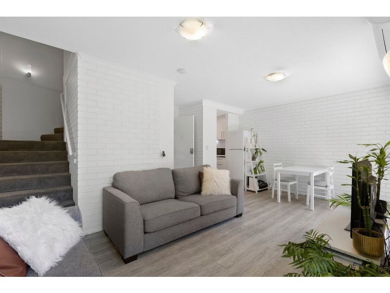 8/9 Proud Street, Labrador QLD 4215