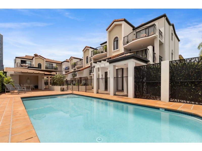 4/33 Lenneberg Street, Southport QLD 4215