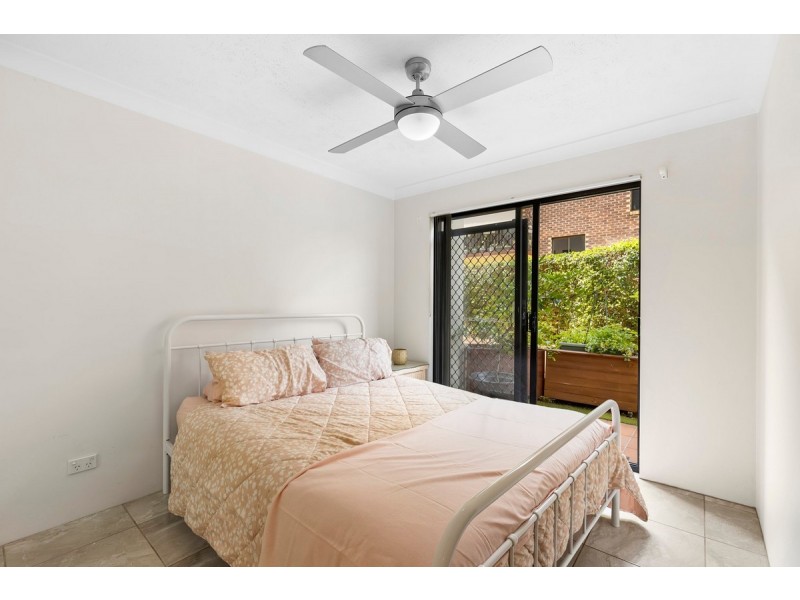 4/33 Lenneberg Street, Southport QLD 4215