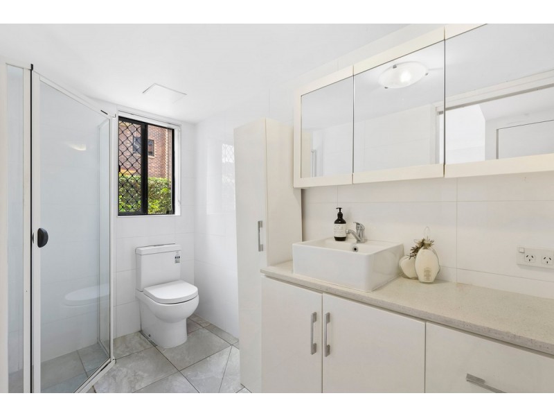 4/33 Lenneberg Street, Southport QLD 4215