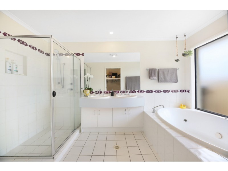 11 Petworth Court, Arundel QLD 4214