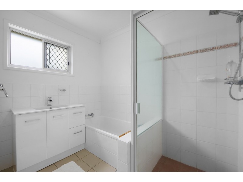 2 Adler Court, Benowa Waters QLD 4217