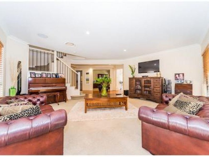 5 Hazel Court, Arundel QLD 4214