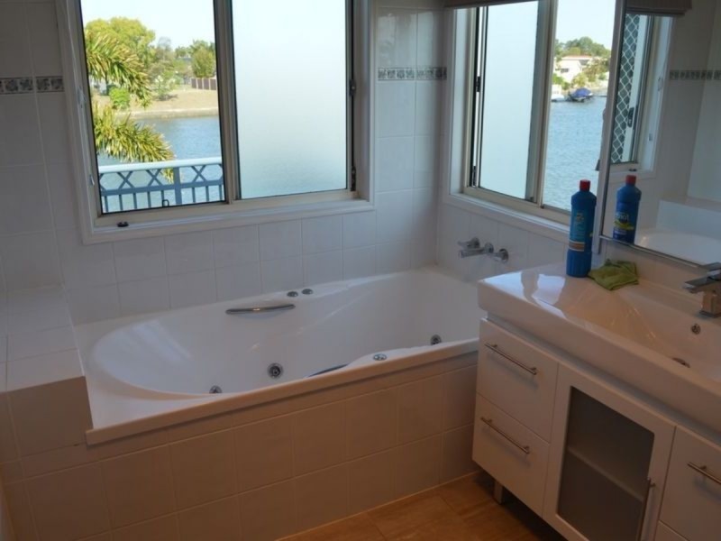 31/82-86 Limetree Parade, Runaway Bay QLD 4216
