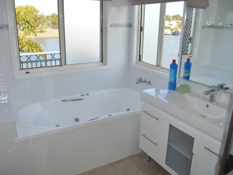 31/82-86 Limetree Parade, Runaway Bay QLD 4216
