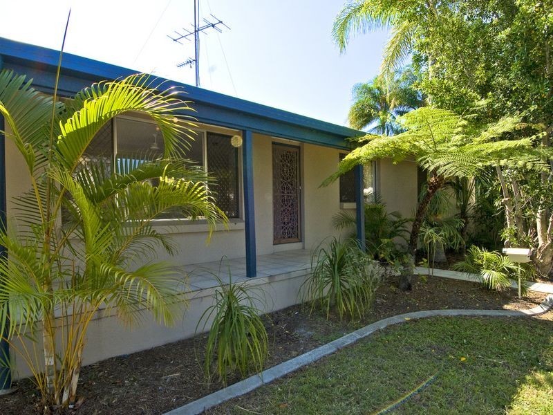 1 Grace Avenue, Labrador QLD 4215
