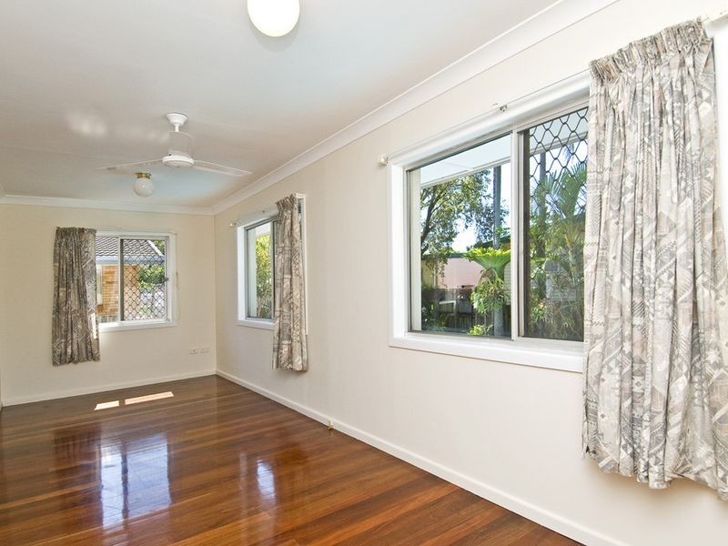 1 Grace Avenue, Labrador QLD 4215