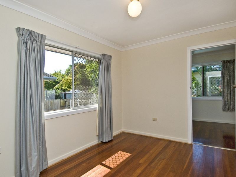 1 Grace Avenue, Labrador QLD 4215