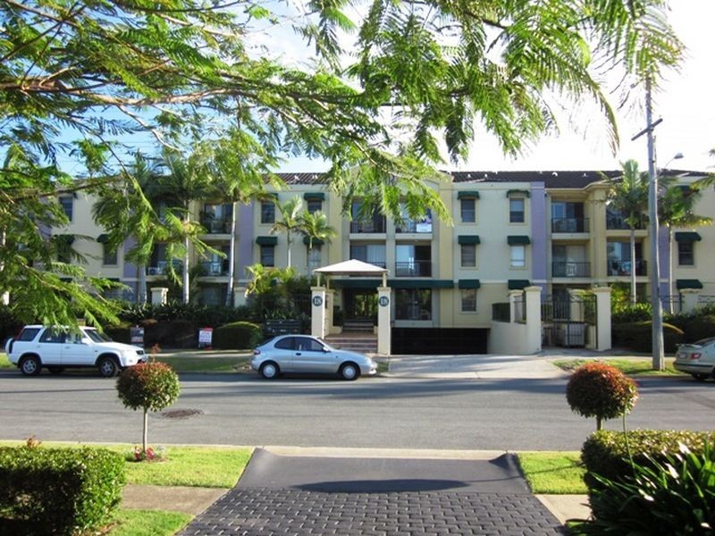 17/18 Jennifer Avenue, Runaway Bay QLD 4216