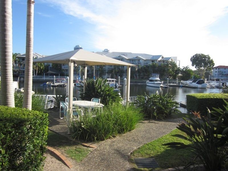 17/18 Jennifer Avenue, Runaway Bay QLD 4216