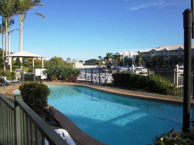 17/18 Jennifer Avenue, Runaway Bay QLD 4216