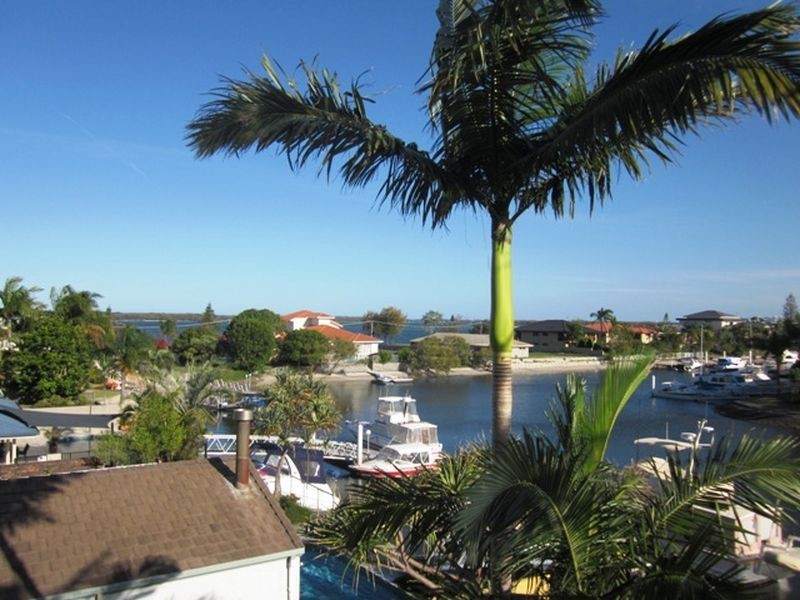 17/18 Jennifer Avenue, Runaway Bay QLD 4216