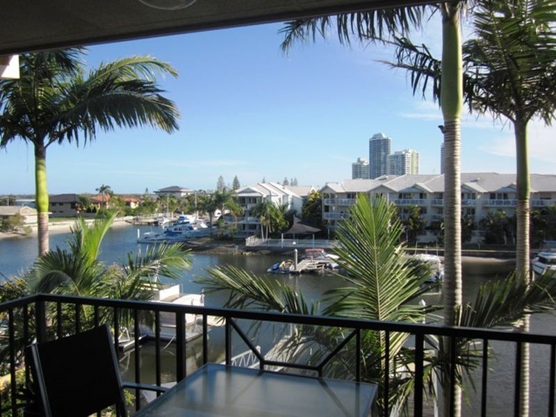 17/18 Jennifer Avenue, Runaway Bay QLD 4216