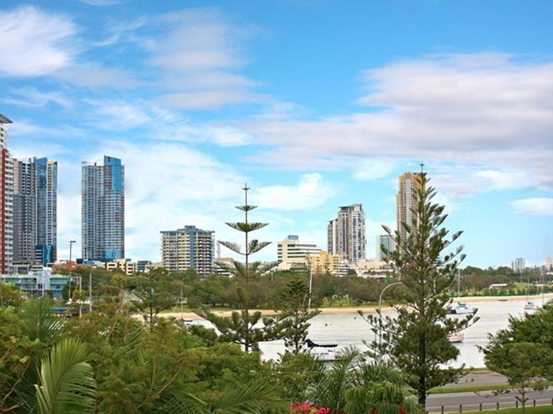 35B Hughes Avenue, Main Beach QLD 4217