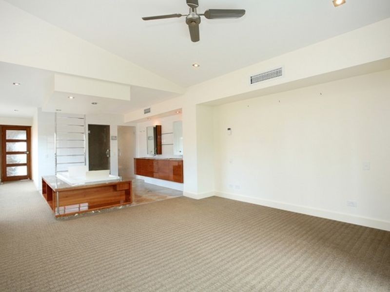 35B Hughes Avenue, Main Beach QLD 4217