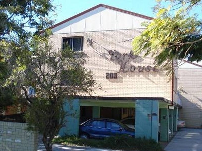 2/203 Scarborough st, Southport QLD 4215