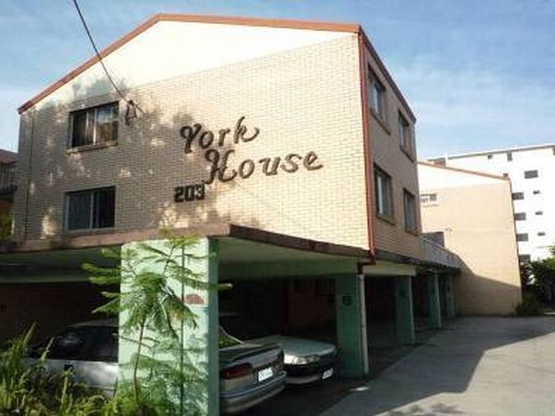 2/203 Scarborough st, Southport QLD 4215