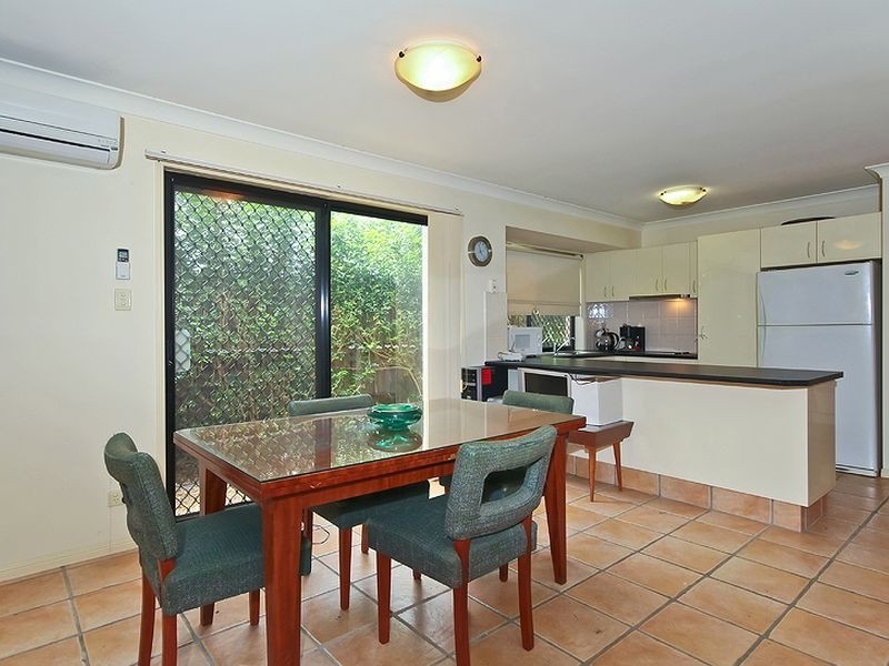 1/68 Heeb Street, Benowa QLD 4217