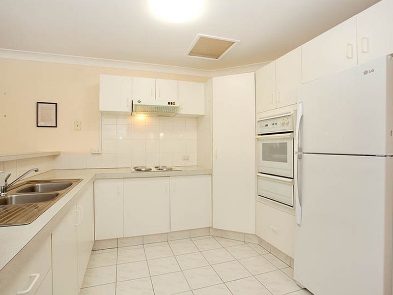 2/37 Binstead Drive, Southport QLD 4215