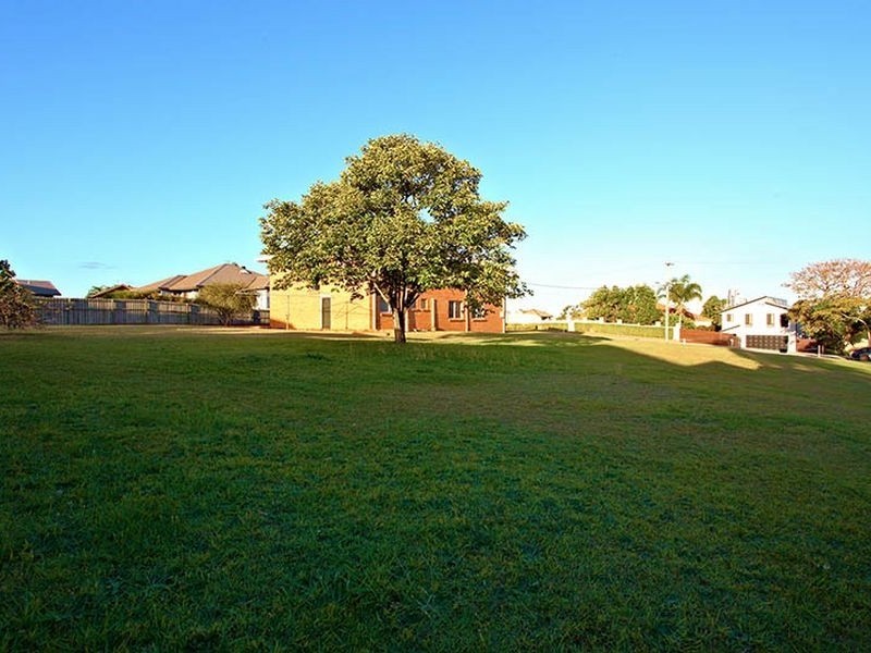 37 Alamau Street & 221a Benowa Road, Benowa QLD 4217