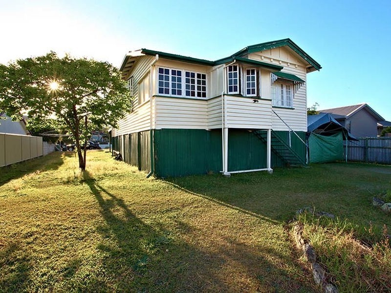 37 Alamau Street & 221a Benowa Road, Benowa QLD 4217