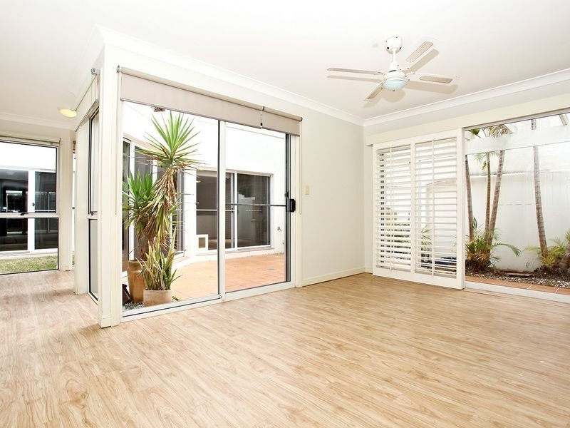 9/100 Cotlew Street East, Southport QLD 4215