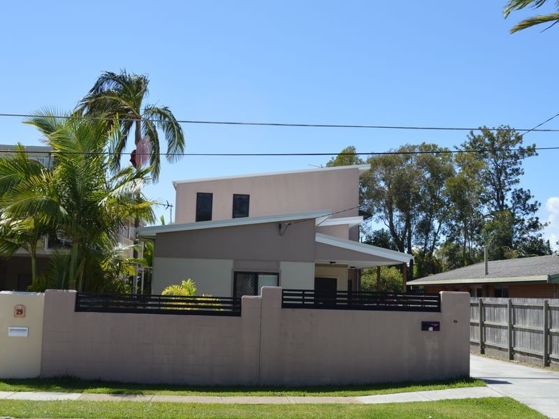 27 Fisher Ave, Southport QLD 4215