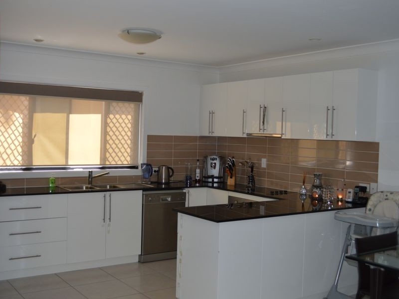 27 Fisher Ave, Southport QLD 4215