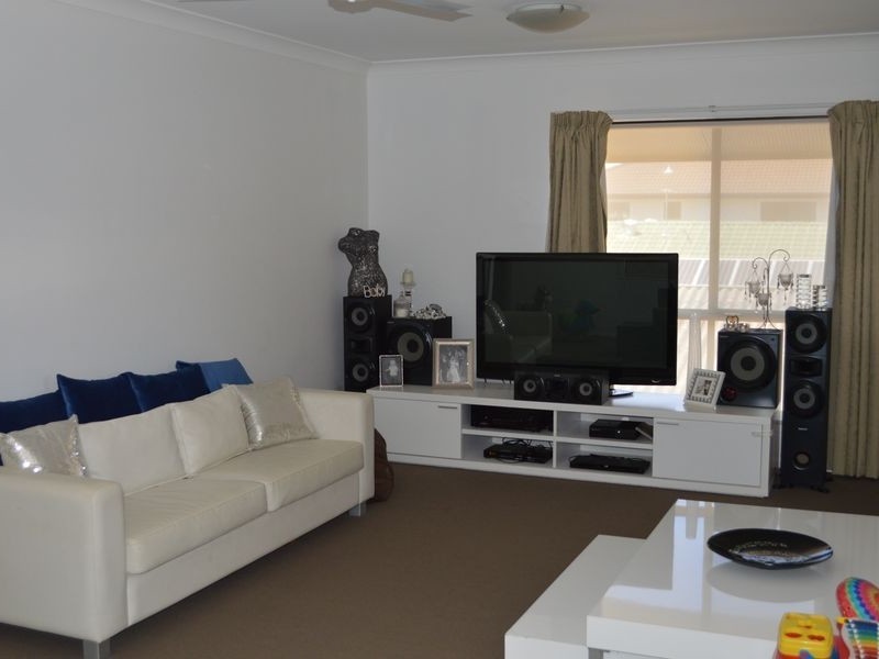 27 Fisher Ave, Southport QLD 4215