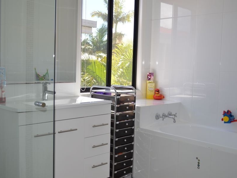 27 Fisher Ave, Southport QLD 4215