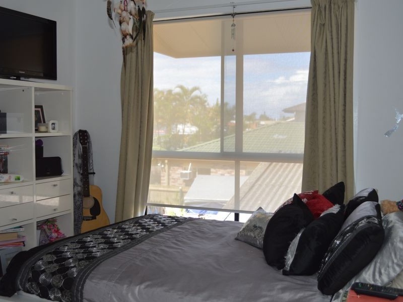 27 Fisher Ave, Southport QLD 4215