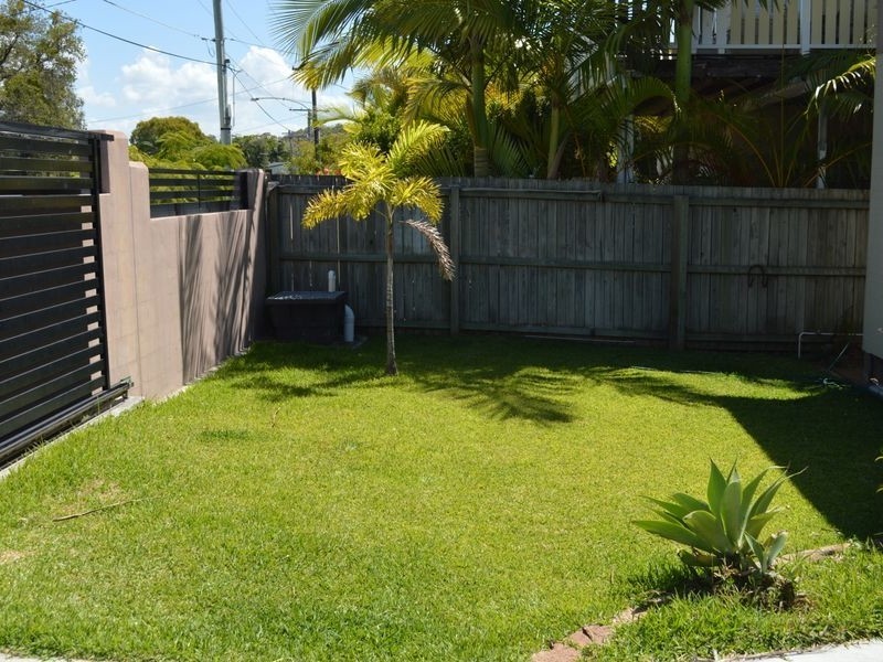 27 Fisher Ave, Southport QLD 4215