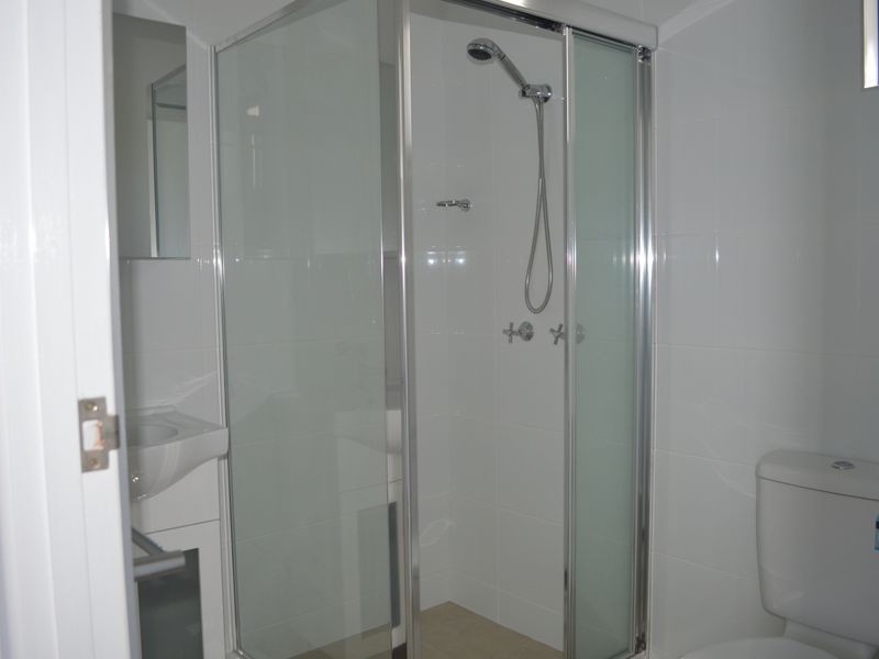 27 Fisher Ave, Southport QLD 4215