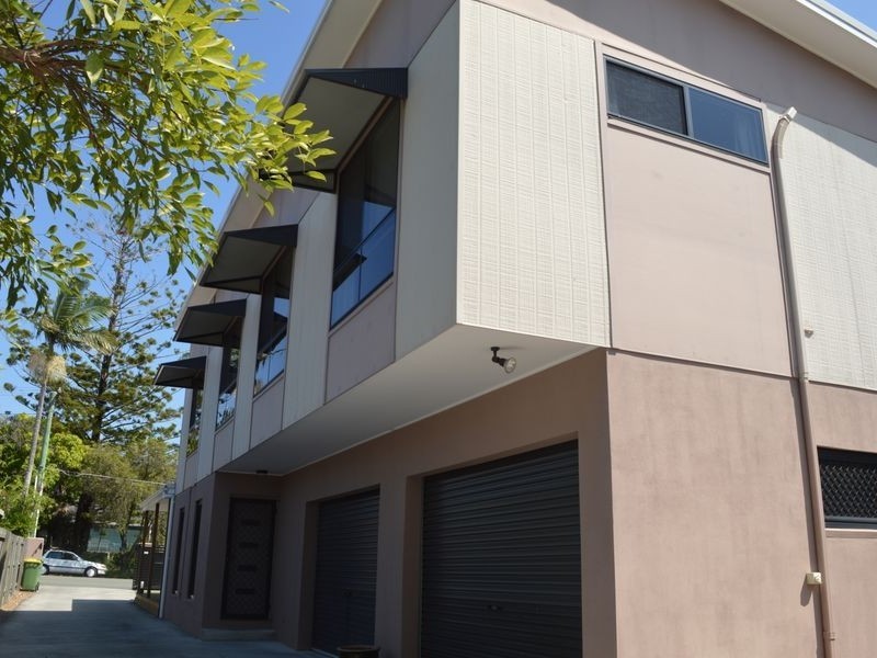 27 Fisher Ave, Southport QLD 4215