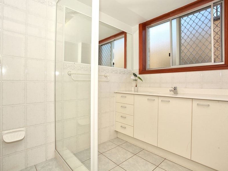 2/264 Marine Parade, Labrador QLD 4215