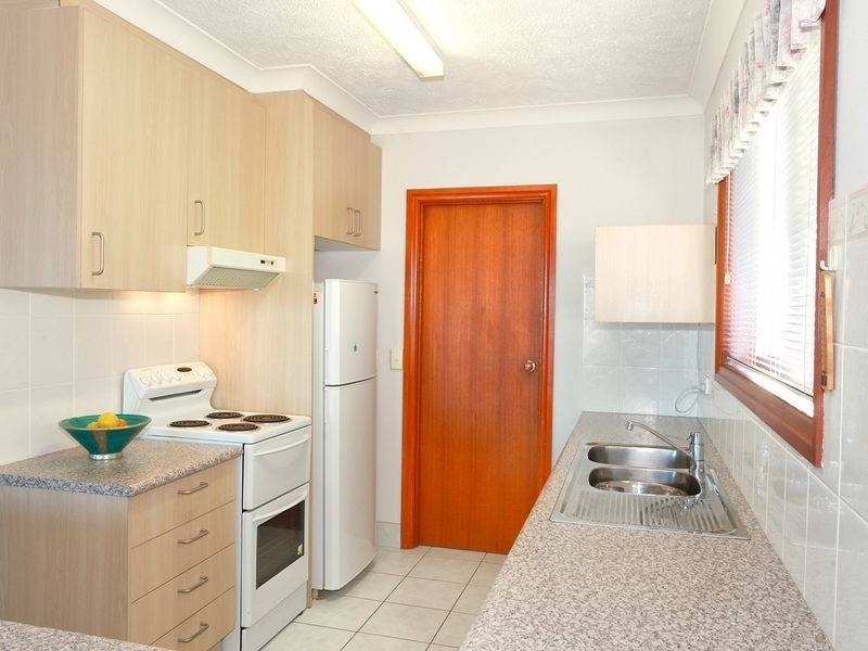 2/264 Marine Parade, Labrador QLD 4215