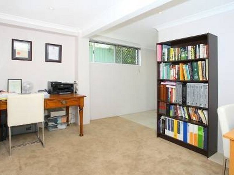 10 Sibyl Street, Southport QLD 4215
